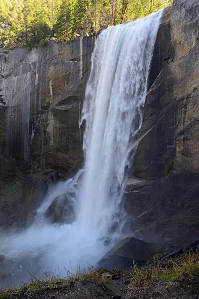 Merced Nehri, Yosemite Milli Parkı, California ilkbahar sonbahar kadar sis izi boyunca hiking sayısı — Stok fotoğraf