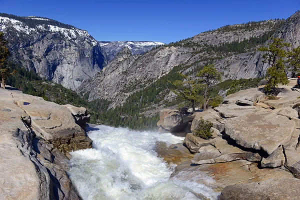 Túrázás egészen a Merced folyó mentén, Yosemite Nemzeti Park, Kalifornia tavaszi őszi köd ösvényen views — Stock Fotó