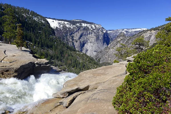 Túrázás egészen a Merced folyó mentén, Yosemite Nemzeti Park, Kalifornia tavaszi őszi köd ösvényen views — Stock Fotó