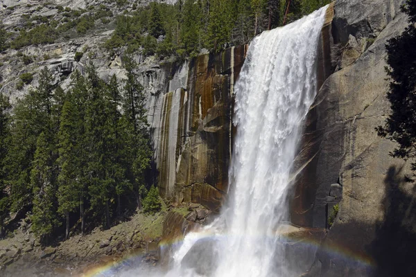 Widok na wędrówki po szlakach mgły do upadku Vernal wzdłuż rzeki Merced, Park Narodowy Yosemite, Kalifornia — Zdjęcie stockowe