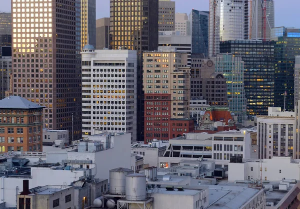 Escena urbana de paisaje urbano con edificios y rascacielos repletos de gente en San Francisco una ciudad ubicada en el anillo de fuego con una historia de terremotos dañinos en California — Foto de Stock