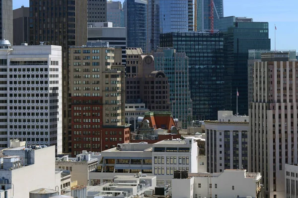 Urban cityscape scene with tightly packed buildings and skyscrapers in San Francisco a city located on the ring of fire with a history of damaging earthquakes in California — Stock Photo, Image