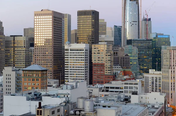 Urban cityscape scene with tightly packed buildings and skyscrapers in San Francisco a city located on the ring of fire with a history of damaging earthquakes in California — Stock Photo, Image