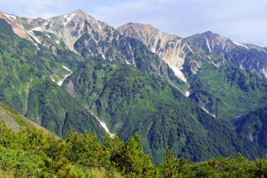Japonya Alps of Chubu Sangaku Milli Parkı, bir gün tren yolculuğu Tokyo ve kayak ve kış ve hiking ve yaz aylarında tırmanma snowboard için popüler bir yer.