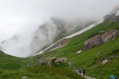 Japonya Alps of Chubu Sangaku Milli Parkı, bir gün tren yolculuğu Tokyo ve kayak ve kış ve hiking ve yaz aylarında tırmanma snowboard için popüler bir yer.