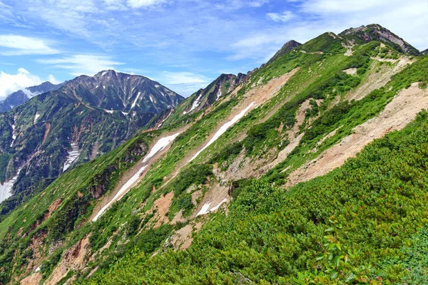 Japão Alpes de Chubu Sangaku National Park, um passeio de trem dias de Tóquio e lugar popular para esqui e snowboard no inverno e caminhadas e escalada no verão . — Fotografia de Stock