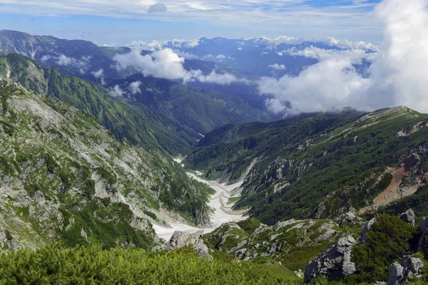 Japanische Alpen des Chubu Sangaku Nationalparks, eine Tagesfahrt mit dem Zug von Tokio und beliebter Ort zum Skifahren und Snowboarden im Winter und zum Wandern und Klettern im Sommer. — Stockfoto