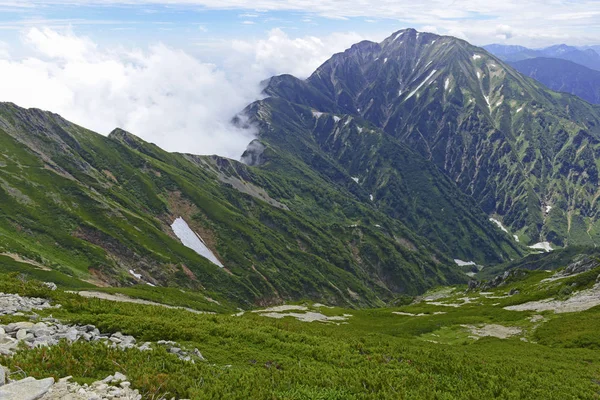 Japan Alps of Chubu Sangaku National Park, a days train ride from Tokyo and popular place for skiing and snowboarding in winter and hiking and climbing in summer. — Stock Photo, Image