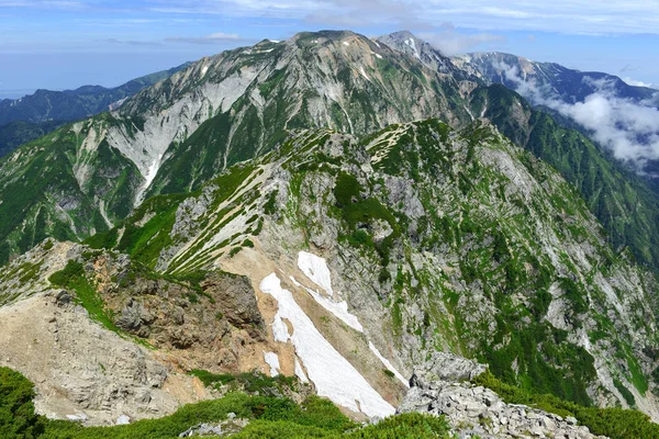 Giappone Alpi di Chubu Sangaku National Park, a giorni di treno da Tokyo e luogo popolare per lo sci e lo snowboard in inverno e trekking e arrampicata in estate . — Foto Stock