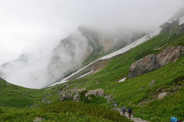 Japonya Alps of Chubu Sangaku Milli Parkı, bir gün tren yolculuğu Tokyo ve kayak ve kış ve hiking ve yaz aylarında tırmanma snowboard için popüler bir yer.