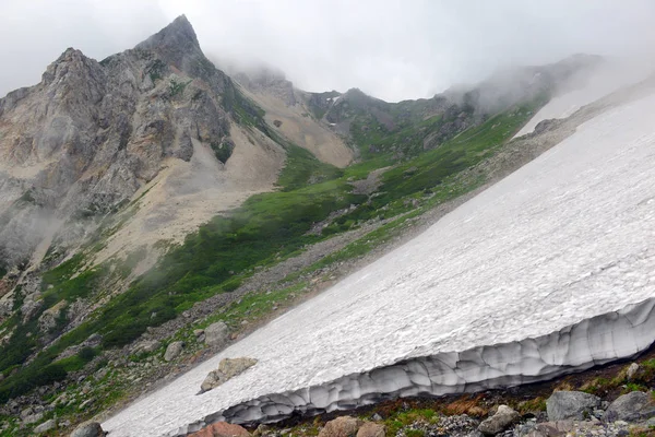 Japonya Alps of Chubu Sangaku Milli Parkı, bir gün tren yolculuğu Tokyo ve kayak ve kış ve hiking ve yaz aylarında tırmanma snowboard için popüler bir yer.