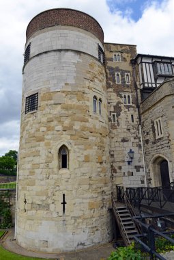 ByWard Tower yakınındaki Tower of London karmaşık Thames Nehri'ne yakın Londra İngiltere'de