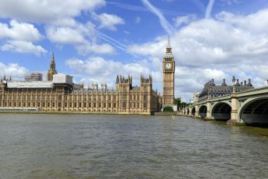 Big Ben Saat Kulesi, Elizabeth Tower olarak da bilinir Westminster Sarayı ve Parlamento Londra İngiltere'de İngiltere ve Brexit tartışmalar bir sembolü haline gelmiştir