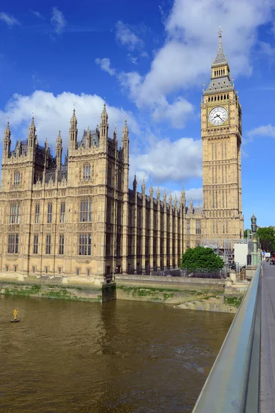 Torre dell'orologio del Big Ben, conosciuta anche come Elizabeth Tower vicino a Westminster Palace e Houses of Parliament a Londra L'Inghilterra è diventata un simbolo delle discussioni sull'Inghilterra e sulla Brexit — Foto Stock