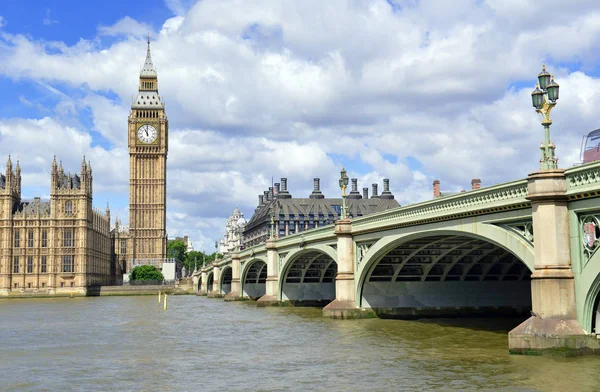 Torre del reloj Big Ben, también conocida como Elizabeth Tower cerca del Palacio de Westminster y el Parlamento en Londres Inglaterra se ha convertido en un símbolo de las discusiones sobre Inglaterra y el Brexit — Foto de Stock