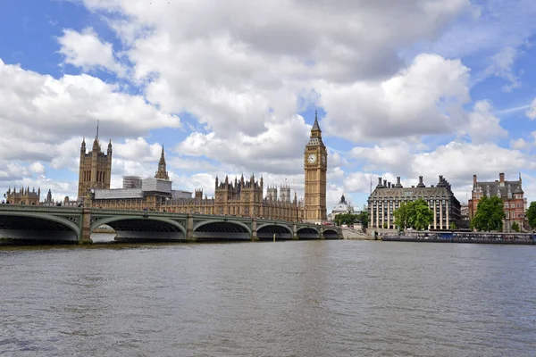 Torre del reloj Big Ben, también conocida como Elizabeth Tower cerca del Palacio de Westminster y el Parlamento en Londres Inglaterra se ha convertido en un símbolo de las discusiones sobre Inglaterra y el Brexit — Foto de Stock