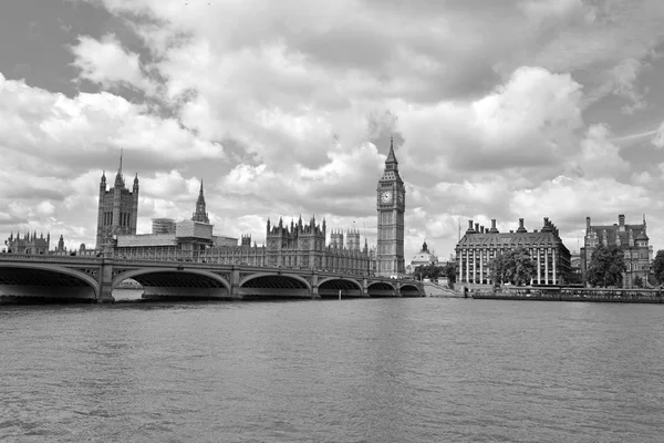 Big Ben clock tower, také známý jako Elizabeth věž u Westminsterského paláce a budovy parlamentu v Londýně v Anglii se stala symbolem Anglie a názorově diskusí — Stock fotografie