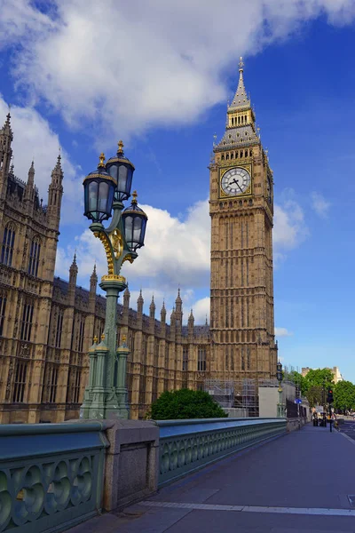 Torre del reloj Big Ben, también conocida como Elizabeth Tower cerca del Palacio de Westminster y el Parlamento en Londres Inglaterra se ha convertido en un símbolo de las discusiones sobre Inglaterra y el Brexit — Foto de Stock