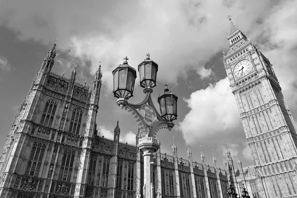 Big Ben clock tower, také známý jako Elizabeth věž u Westminsterského paláce a budovy parlamentu v Londýně v Anglii se stala symbolem Anglie a názorově diskusí — Stock fotografie