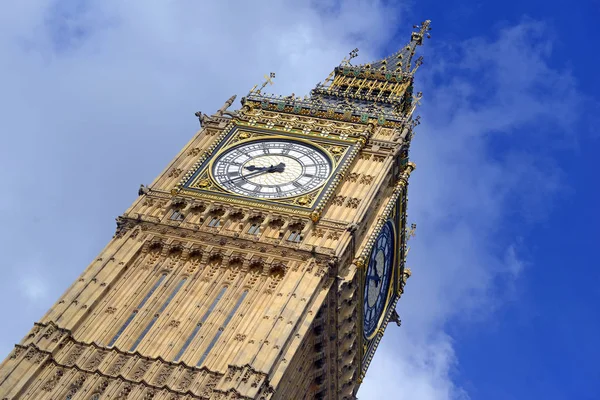 Big Ben clock tower, také známý jako Elizabeth věž u Westminsterského paláce a budovy parlamentu v Londýně v Anglii se stala symbolem Anglie a názorově diskusí — Stock fotografie