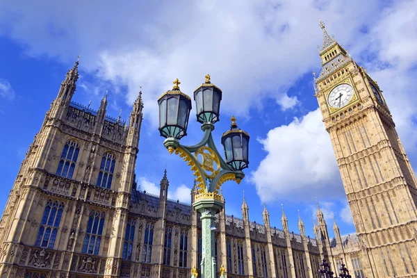 Torre dell'orologio del Big Ben, conosciuta anche come Elizabeth Tower vicino a Westminster Palace e Houses of Parliament a Londra L'Inghilterra è diventata un simbolo delle discussioni sull'Inghilterra e sulla Brexit — Foto Stock