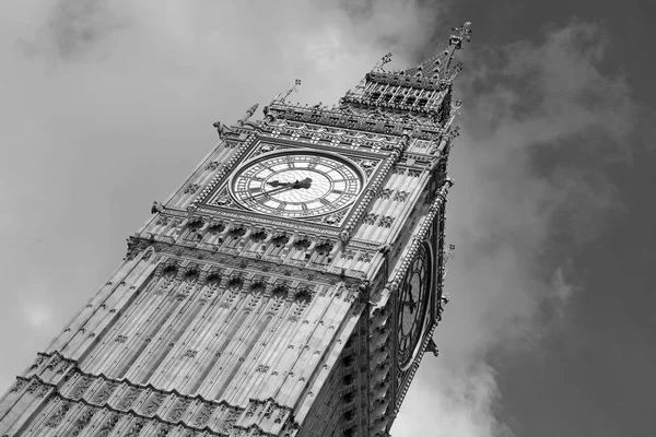 Torre dell'orologio del Big Ben, conosciuta anche come Elizabeth Tower vicino a Westminster Palace e Houses of Parliament a Londra L'Inghilterra è diventata un simbolo delle discussioni sull'Inghilterra e sulla Brexit — Foto Stock
