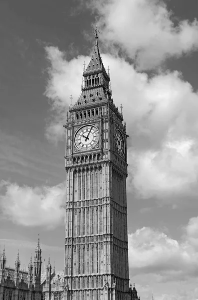 Big Ben clock tower, také známý jako Elizabeth věž u Westminsterského paláce a budovy parlamentu v Londýně v Anglii se stala symbolem Anglie a názorově diskusí — Stock fotografie