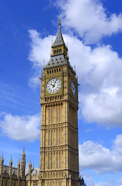 Big Ben Clock Tower, auch bekannt als elizabeth Tower in der Nähe von Westminster Palace und Parlamentsgebäuden in London England hat sich zu einem Symbol für England und Brexit-Diskussionen entwickelt — Stockfoto