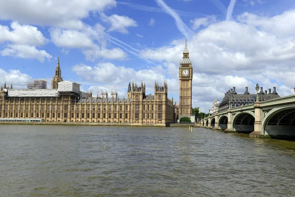 Torre dell'orologio del Big Ben, conosciuta anche come Elizabeth Tower vicino a Westminster Palace e Houses of Parliament a Londra L'Inghilterra è diventata un simbolo delle discussioni sull'Inghilterra e sulla Brexit — Foto Stock