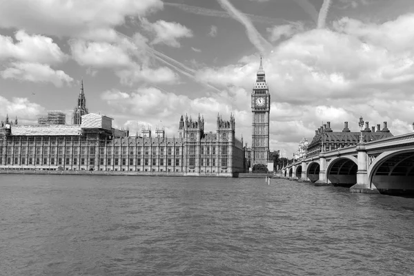 Big Ben clock tower, také známý jako Elizabeth věž u Westminsterského paláce a budovy parlamentu v Londýně v Anglii se stala symbolem Anglie a názorově diskusí — Stock fotografie