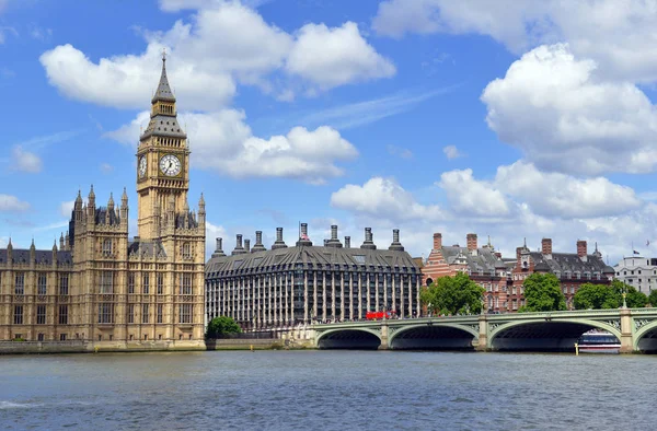 Big Ben πύργο του ρολογιού, επίσης γνωστή ως Ελίζαμπεθ πύργο κοντά στο παλάτι του Γουέστμινστερ και σπίτια του Κοινοβουλίου στο Λονδίνο Αγγλία έχει γίνει ένα σύμβολο της Αγγλίας και Brexit συζητήσεις — Φωτογραφία Αρχείου