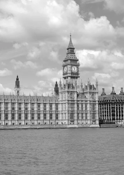 Big Ben clock tower, také známý jako Elizabeth věž u Westminsterského paláce a budovy parlamentu v Londýně v Anglii se stala symbolem Anglie a názorově diskusí — Stock fotografie