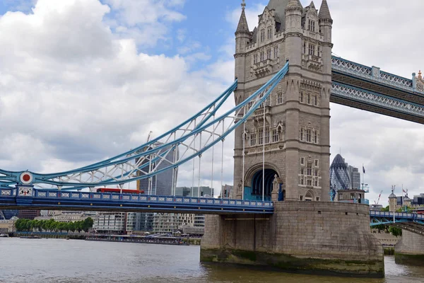 Tower Bridge over the River Thames, Londres Inglaterra, Reino Unido — Foto de Stock