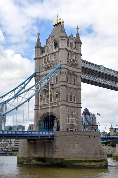 Tower Bridge over the River Thames, Londres Inglaterra, Reino Unido — Foto de Stock