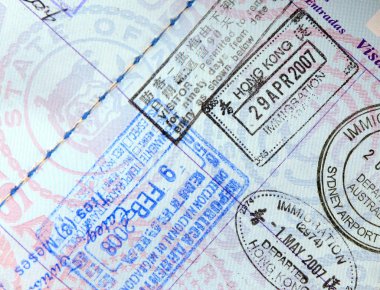 Göçmenlik closeup pullar pasaport gösteren kavram seyahat
