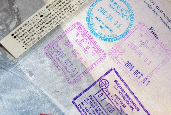 Крупный план иммиграционных марок в паспорте, показывающий концепцию поездки — стоковое фото