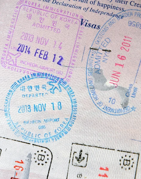Primer plano de los sellos de inmigración en el pasaporte que muestra el concepto de viaje —  Fotos de Stock