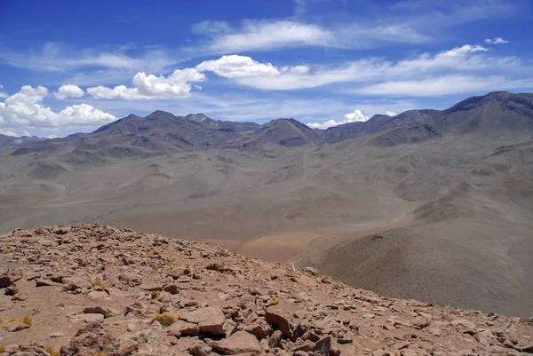 アタカマ砂漠、岩、山、チリの南米のボリビア国境近くの砂の乾燥およびリモート高原の質素な火山風景 — ストック写真