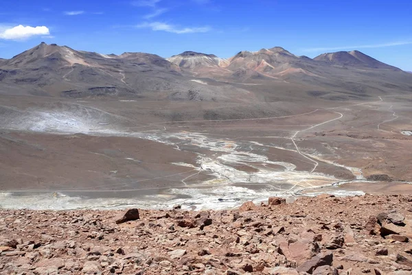 Spartan vulkanikus táj az Atacama-sivatagban, egy száraz és távoli magas fennsíkon, a rock, a hegyek és a homok, Chilében, a bolíviai határ közelében, Dél-Amerika — Stock Fotó