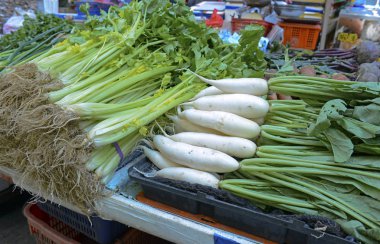 Satılık Asya pazarı Çin'de çeşitli taze sebze ile sokak gıda
