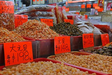 Satılık Asya pazarı Çin'de çeşitli taze sebze ile sokak gıda