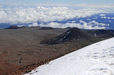 Mauna Kea volkan kırmızı kumları, yürüyüş ve büyük Hawaii adasında, ABD tırmanmak için popüler bir dağ Ring of Fire üzerinde bulunan. 
