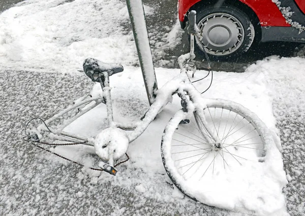 Bicicletta Innevata Sul Marciapiede Manhattan New York — Foto Stock