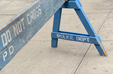 Ahşap polis bariyer stenciled yazı ile