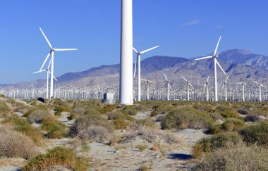 Rüzgar türbinleri yenilenebilir enerji windfarm çöl Dağ arka plan, fosil yakıtlar uzak taşımak için bir teknoloji ile oluşturma