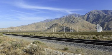 Rüzgar türbinleri yenilenebilir enerji windfarm çöl Dağ arka plan, fosil yakıtlar uzak taşımak için bir teknoloji ile oluşturma