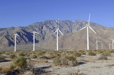 Rüzgar türbinleri yenilenebilir enerji windfarm çöl Dağ arka plan, fosil yakıtlar uzak taşımak için bir teknoloji ile oluşturma