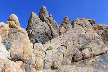 Alabama Hills, bir film için birçok Hollywood filmleri yanı sıra popüler rekreasyon alanı Mount Whitney altında konum Doğu Sierra, California ayarla