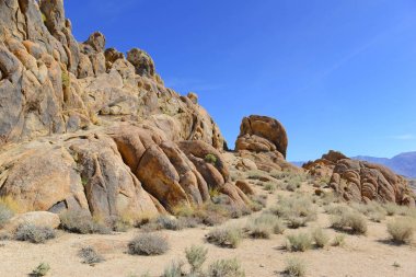 Alabama Hills, bir film için birçok Hollywood filmleri yanı sıra popüler rekreasyon alanı Mount Whitney altında konum Doğu Sierra, California ayarla