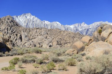 Mount Whitney ve Alabama Hills, California 14er, eyalet yüksek noktası ve Sierra Nevada dağlarında bulunan en yüksek zirvesi alt 48 eyalette